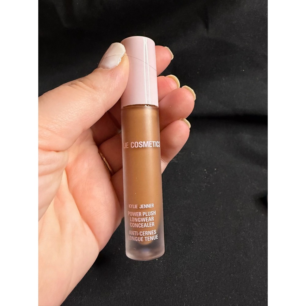 KYLIE JENNER POWER PLUSH
LONGWEAR CONCEALER